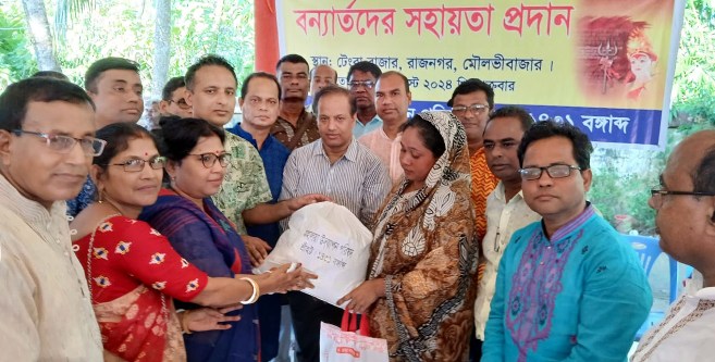 বন্যার্তদের মধ্যে মহালয়া উদযাপন পরিষদ শ্রীহট্টের ত্রাণ বিতরণ