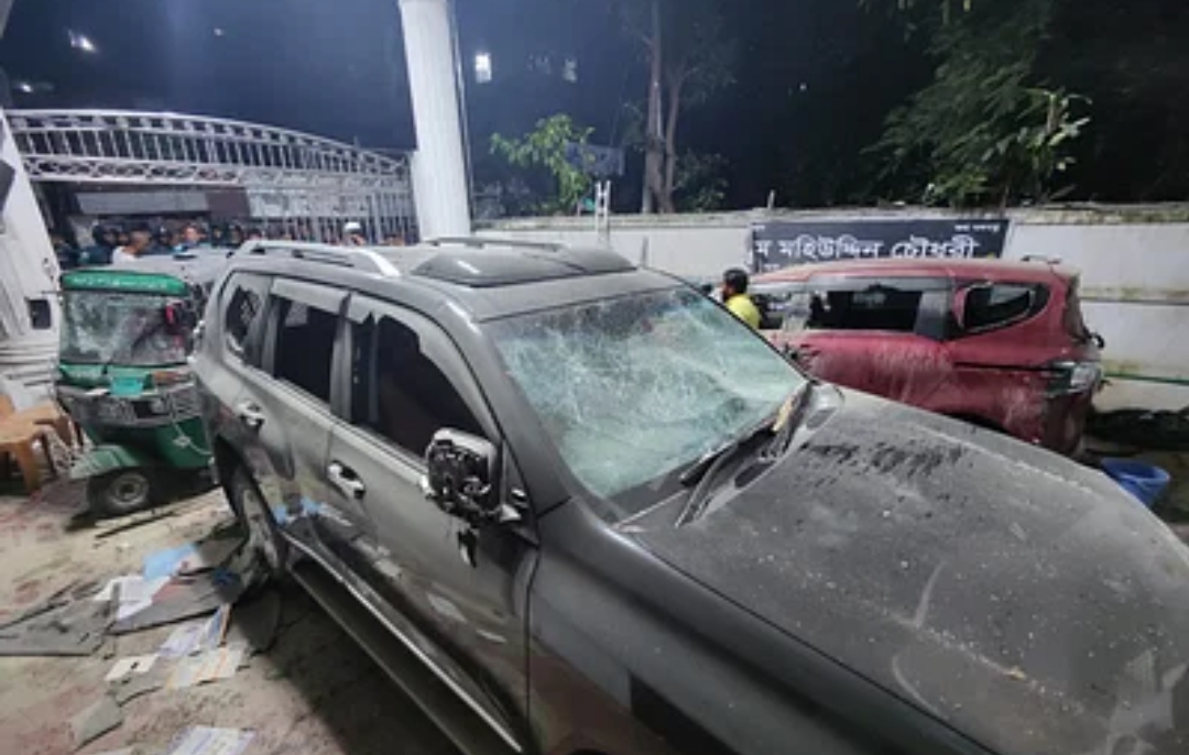 চট্টগ্রামে শিক্ষামন্ত্রীর বাসায় হা’ম’লা : সংসদ সদস্যের কার্যালয়ে আ’গু’ন