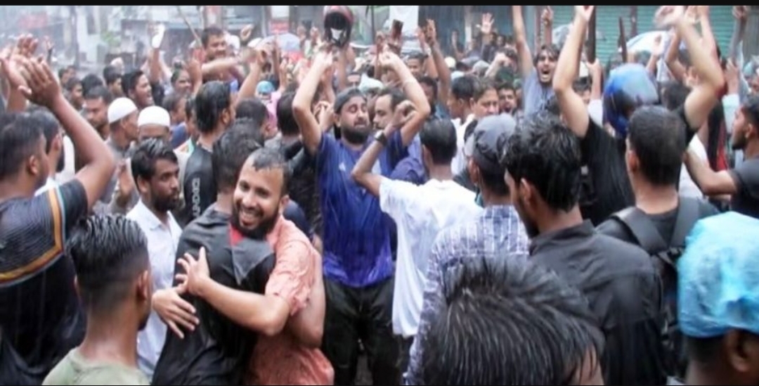 সিলেটে বৃষ্টি উপেক্ষা করে রাস্তায় উচ্ছ্বসিত জনতা