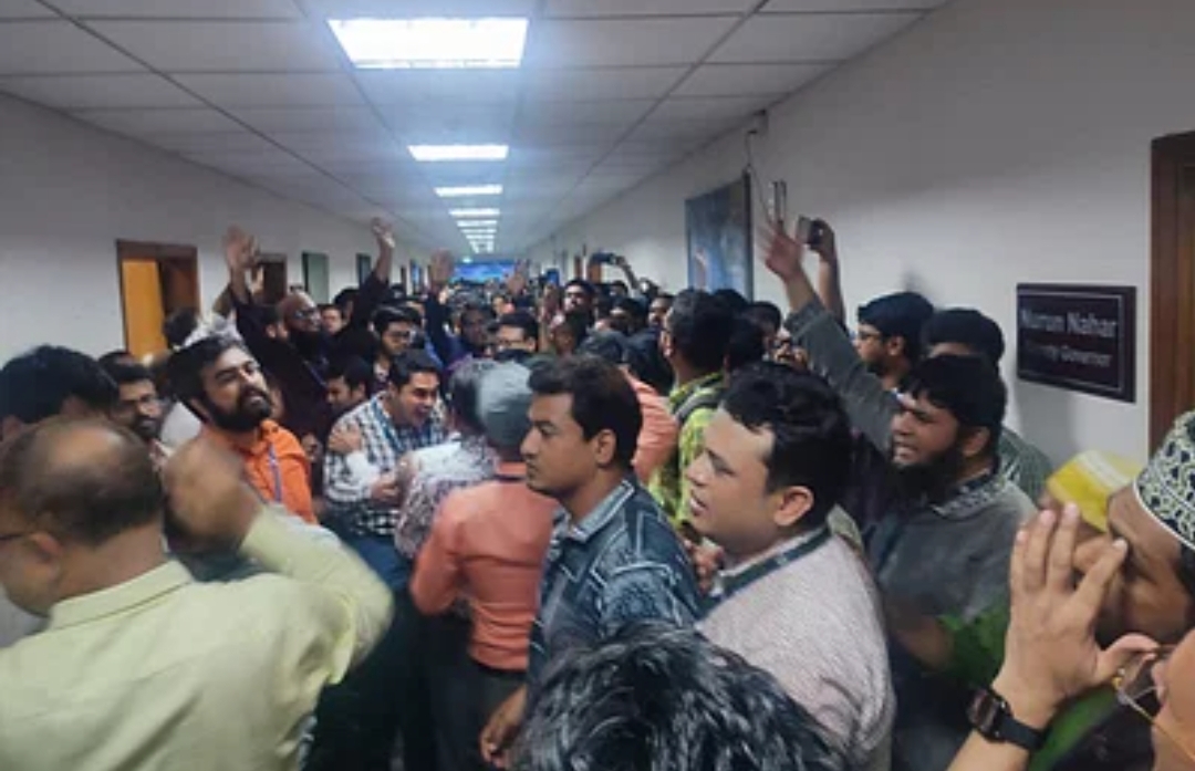 বাংলাদেশ ব্যাংকে অস্থিরতা, ‘পদত্যাগে’ বাধ্য হয়েছেন ডেপুটি গভর্নরসহ ছয় শীর্ষ কর্মকর্তা