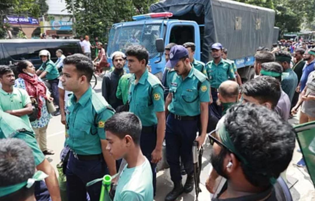 ধানমন্ডি ৩২ নম্বরের আশপাশ থেকে ১০ জনকে আটক করে পুলিশে সোপর্দ