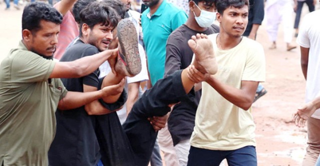 কুমিল্লায় শিক্ষার্থীদের মিছিলে ছাত্রলীগ-যুবলীগের হামলা, গুলিবিদ্ধ ৫