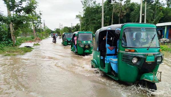 বড়লেখা-কুলাউড়া সড়কে পানি, যান চলাচল ব্যাহত