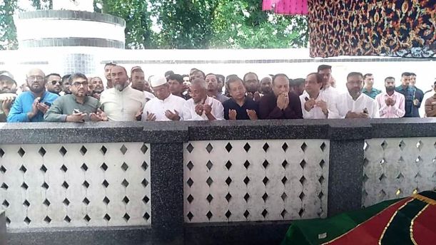 হযরত শাহজালাল (রহ.)’র মাজার জিয়ারত করলেন মির্জা ফখরুল