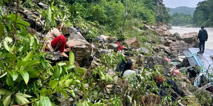 নেপালে ভারতীয় বাস দুর্ঘটনায় নিহত ২০