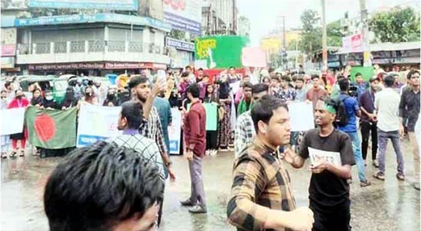 এইচএসসি পরীক্ষায় অটোপাসের দাবিতে সিলেটে শিক্ষার্থীদের সড়ক অবরোধ