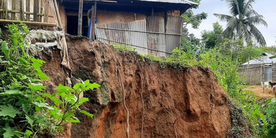 কক্সবাজারে পাহাড় ধসে একই পরিবারের ৩ জন নিহত