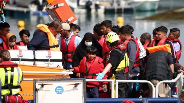 ব্রিটেনে অবৈধ অভিবাসন ঠেকাতে শুরু হচ্ছে অভিযান