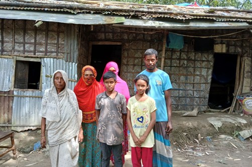 ভূমিহীন আজিজুর বাড়ি তৈরিতে সাহায্যের আবেদন