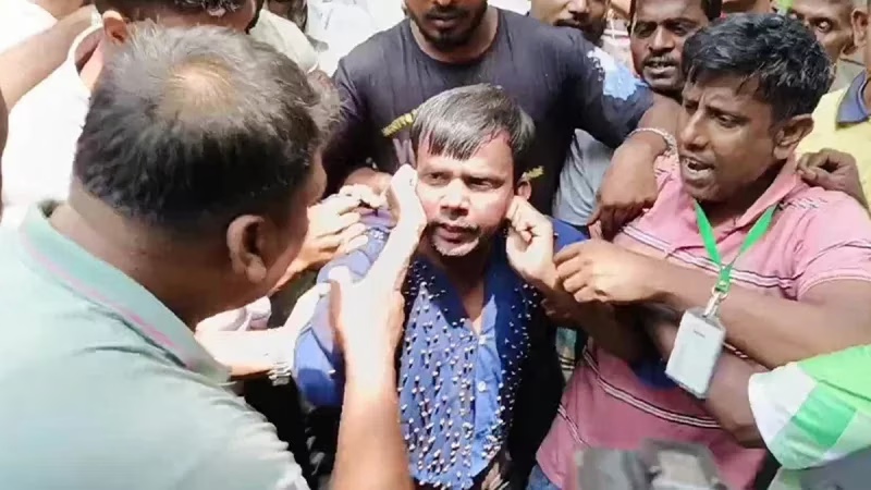 আদালত চত্বরে হিরো আলমকে কান ধরে ওঠবস করিয়ে মারধর