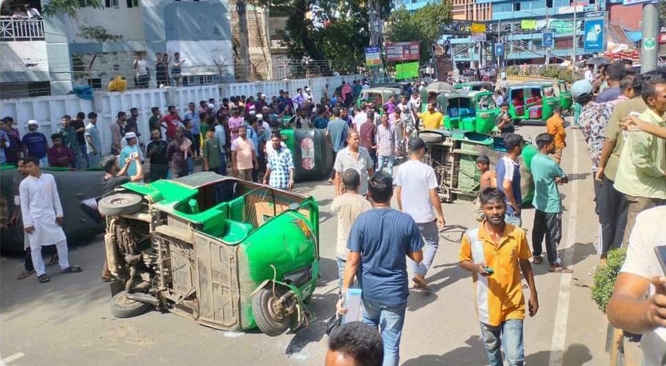 সিলেট বন্দরবাজারে ব্যবসায়ীদের সঙ্গে অটোরিকশা চালকদের সংঘর্ষ, ভাংচুর