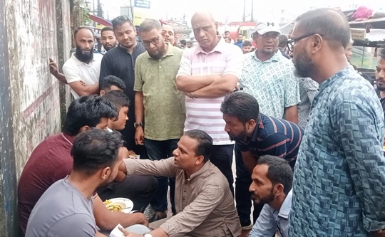 সিলেটে ধানের শীষের প্রতীক নিয়ে মানুষের দ্বারে দ্বারে রাজীব আহসান
