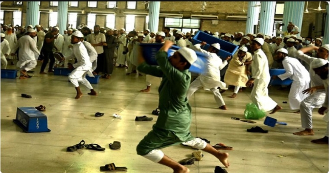 বায়তুল মোকাররামে মুসল্লিদের মধ্যে সংঘর্ষ
