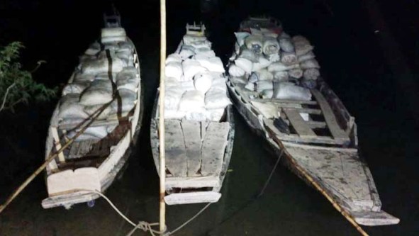 তাহিরপুরে তিন ট্রলার বোঝাই ভারতীয় চোরাচালানের কয়লা জব্দ