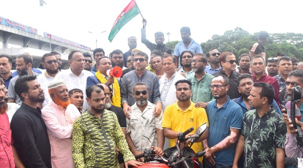 বিমান বন্দরে স্বেচ্ছাসেবক দলের আর্ন্তজাতিক বিষয়ক সম্পাদক শাহীন সংবর্ধীত
