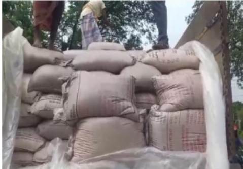 সিলেটে ট্রাকে বালুর নীচে মিললো অর্ধ কোটি টাকার ভারতীয় চিনি