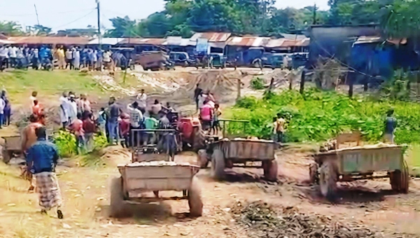 সিলেটের ভোলাগঞ্জে লুট করা পাথরসহ ১০ ট্রলি আটক