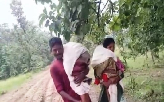 দুই সন্তানের মরদেহ কাঁধে নিয়ে ১৫ কি.মি. হাঁটলেন বাবা-মা