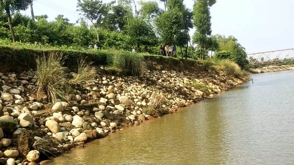জৈন্তাপুরে বড়গাং নদী থেকে বালু উত্তোলনে ঝুঁকিতে পাউবো’র বেঁড়ীবাধ