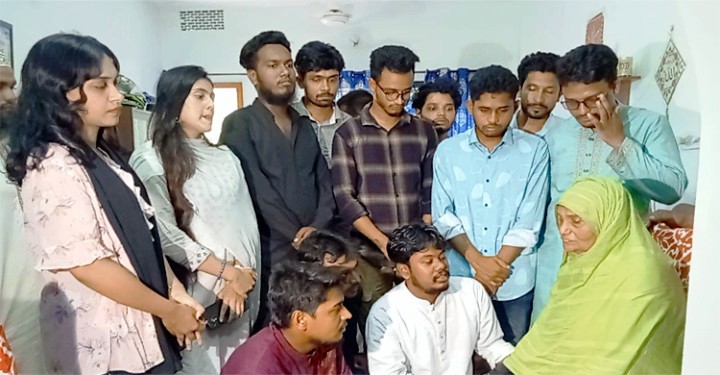 সাংবাদিক তুরাবের পরিবারের পাশে ছাত্র-আন্দোলনের কেন্দ্রীয় সমন্বয়করা