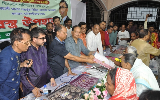 দূর্গাপূজা উপলক্ষে সিলেটে ‘আমরা বিএনপি পরিবার’র বস্ত্র উপহার