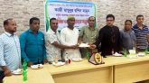 কমলগঞ্জ প্রেসক্লাব ভবন নির্মাণে ব্যবসায়ীর আর্থিক অনুদান প্রদান