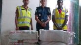 কমলগঞ্জে ভারতীয় ৬ বস্তা শাড়িসহ সিএনজি আটক
