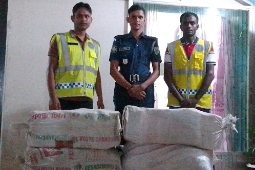 কমলগঞ্জে ভারতীয় ৬ বস্তা শাড়িসহ সিএনজি আটক