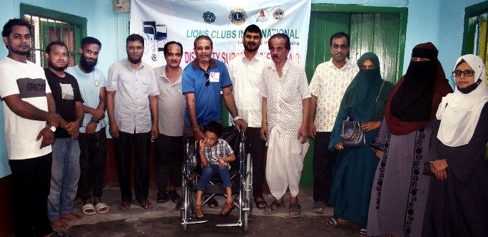 প্রতিবন্ধী শিক্ষার্থীর মধ্যে লায়ন্স ক্লাবের হুইল চেয়ার বিতরণ