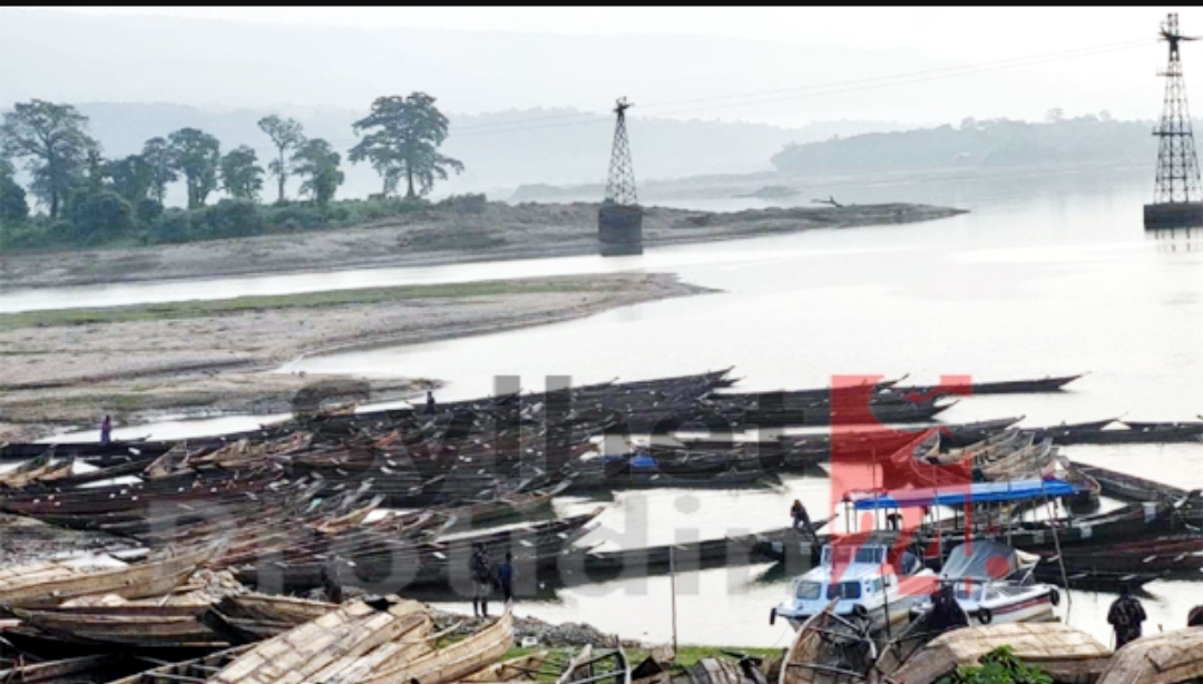 কোম্পানীগঞ্জে টাস্কফোর্সের অভিযানে ১৩৬টি নৌকাসহ পাথর জব্দ