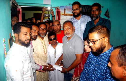 ফ্যাসিবাদের গুলিতে চোঁখের দৃষ্টি হারানো সেলিমের পাশে স্বেচ্ছাসেবক দল