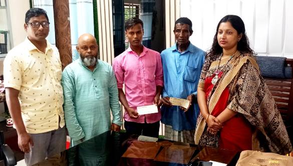 জৈন্তাপুরে বজ্রপাতে নিহত দুই পরিবারকে আর্থিক সহায়তা প্রদান