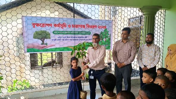 ছাতকে ফল গাছের চারা বিতরণ করেছে লাফার্জহোলসিম