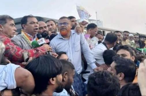 এক যুগ পর দেশে ফিরলেন বিএনপি নেতা কয়ছর আহমদ, বিমানবন্দরে সংবর্ধনা