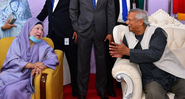 সেনাকুঞ্জে হাস্যোজ্জ্বল খালেদা জিয়া ও ড. ইউনূসের কুশল বিনিময়