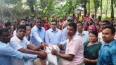 কমলগঞ্জে এনটিসির চা বাগানের শ্রমিকদের মধ্যে চাল বিতরণ