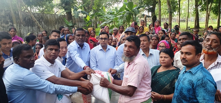 কমলগঞ্জে এনটিসির চা বাগানের শ্রমিকদের মধ্যে চাল বিতরণ