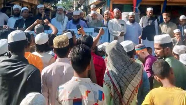 ইসকনকে নিষিদ্ধ ও আইনজীবী সাইফুল হত্যার প্রতিবাদে মানববন্ধন