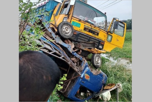 মাধবপুরে ট্রাক-কাভার্ড ভ্যানের সংঘর্ষে হেলপার নিহত