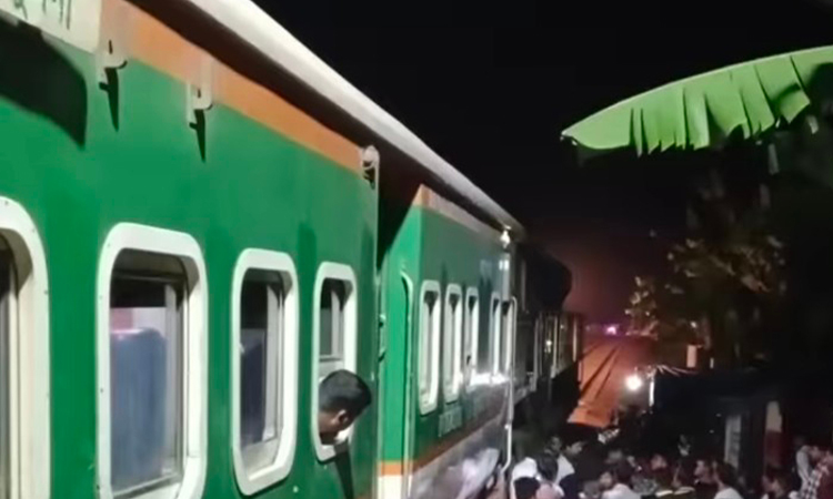 ডোমারে ট্রেনের ব্রেক ফেল, দূর্ঘটনা থেকে বেঁচে গেলো শতাধিক যাত্রী