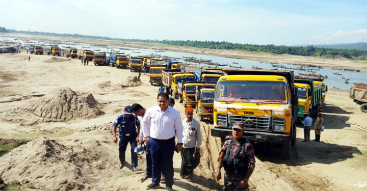 জাফলংয়ে টাস্কফোর্সের অভিযান, ৫০ ট্রাক ও পাঁচ শতাধিক নৌকা জব্দ