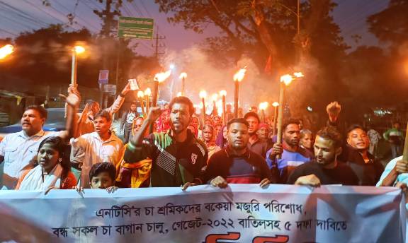 সিলেটে চা শ্রমিকদের তিন মাসের বকেয়া মজুরি প্রদানসহ ৫দফা দাবিতে মশাল মিছিল
