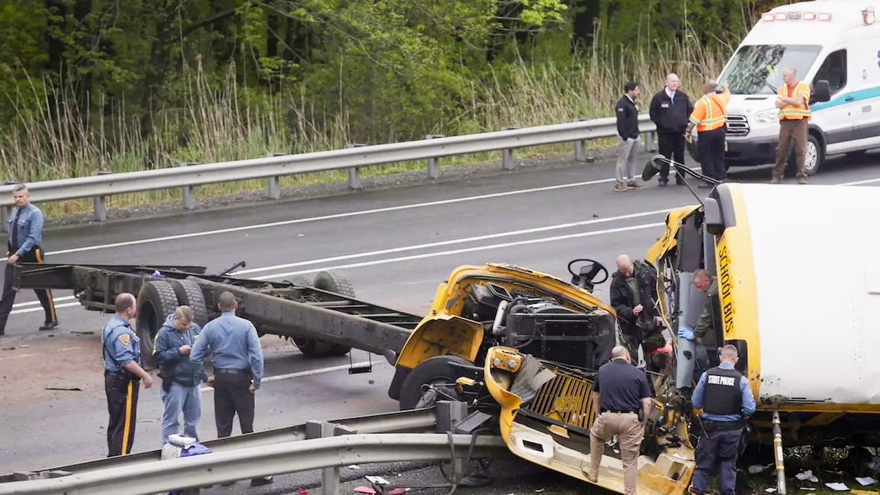 আফগানিস্তানে পৃথক সড়ক দুর্ঘটনায় ৫২ জন নিহত, আহত ৭৬
