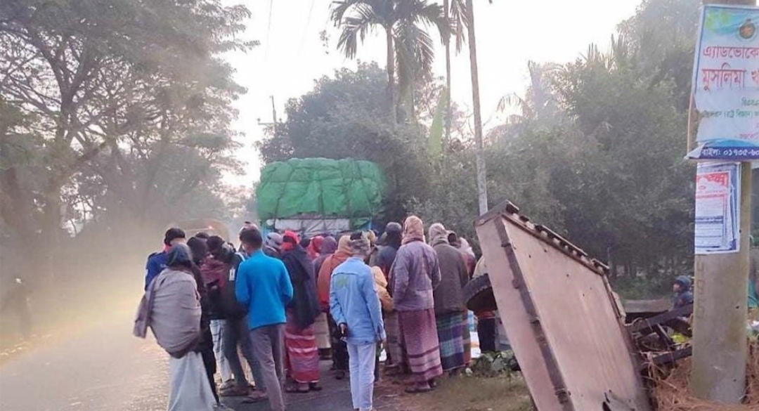 সাঁথিয়ায় দাঁড়িয়ে থাকা করিমনে ট্রাকের ধাক্কায় তিন শ্রমিক নিহত