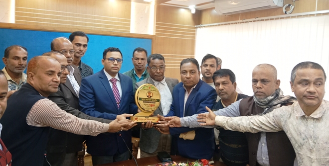 কমলগঞ্জের ইউএনও জয়নাল আবেদীন এর শেষ কর্মদিবসে কাঁদলেন ও কাঁদালেন