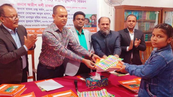 সুনামগঞ্জে ৩২শ’ শিক্ষার্থীদের মধ্যে শিক্ষা উপকরণ বিতরণ