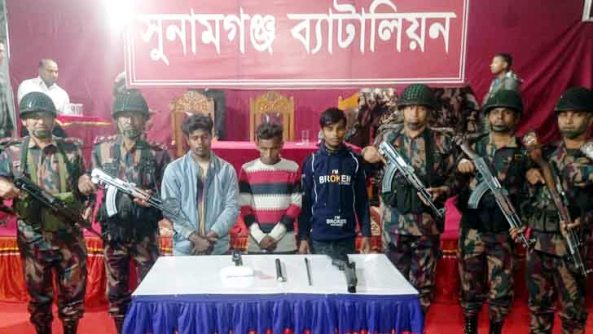 তাহিরপুরে ভারতীয় লং রেঞ্জ স্যুটিং রাইফেলস্ সহ ৩ যুবক গ্রেপ্তার