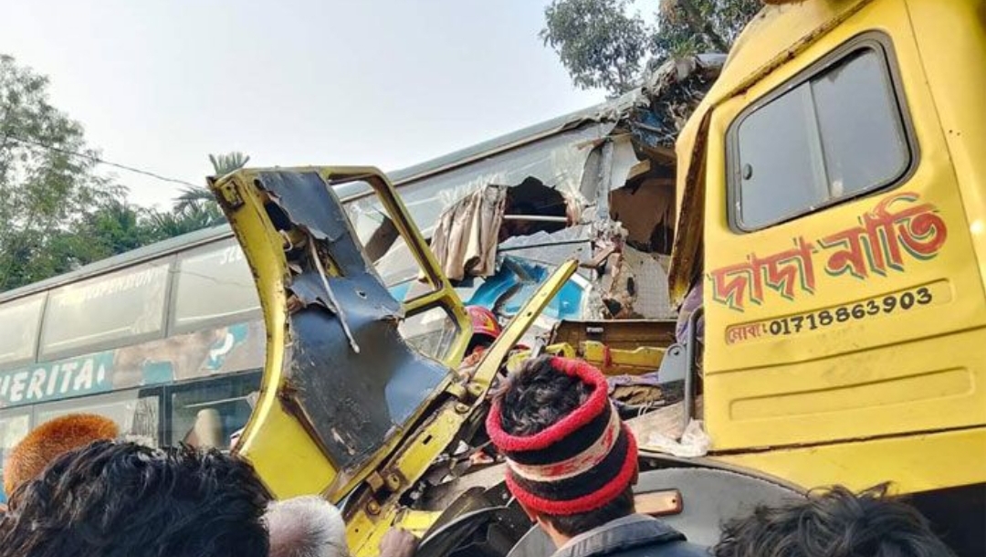 দিনাজপুরে বাস-ট্রাক সংঘর্ষ, দুই চালকসহ নিহত ৪