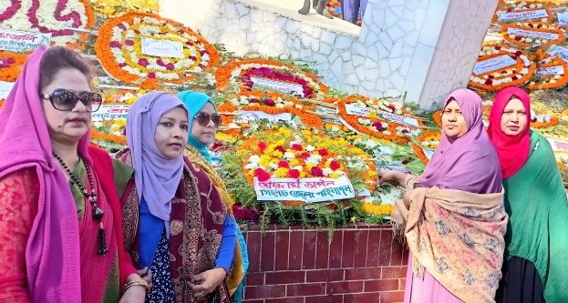 মুক্তিযুদ্ধে শহীদদের প্রতি জেলা মহিলা দলের শ্রদ্ধা নিবেদন