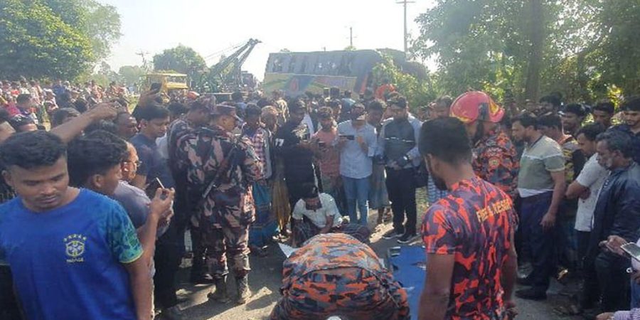 বাস নিয়ন্ত্রণ হারিয়ে গাছের সঙ্গে ধাক্কা, নিহত ৩